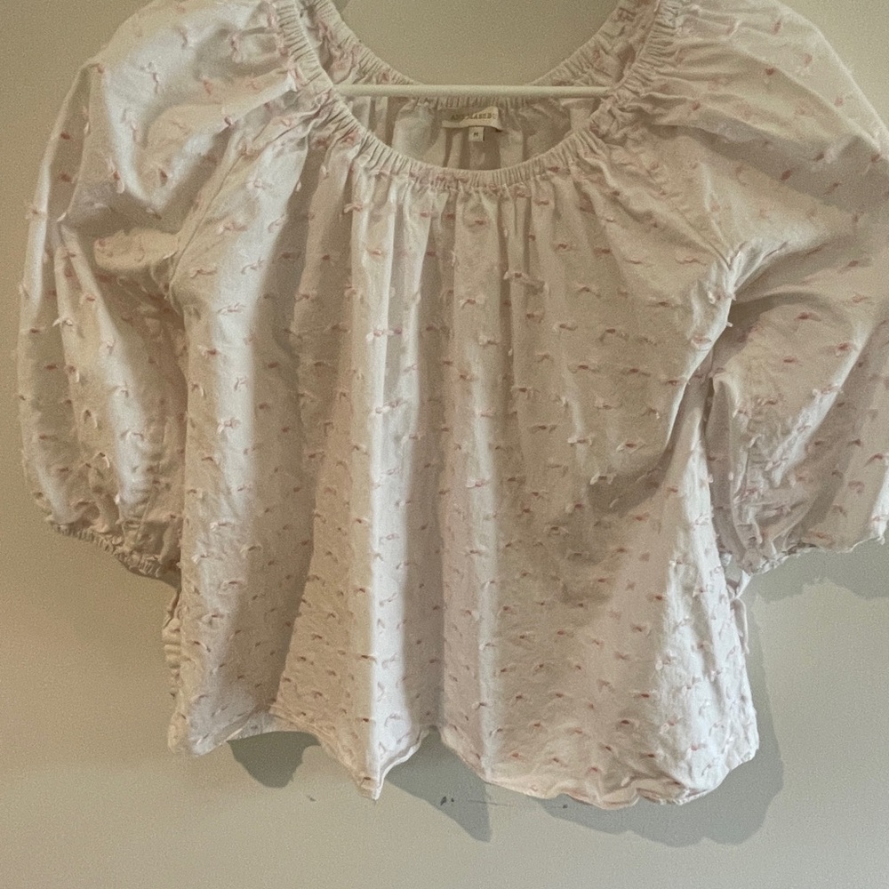 ANN MASHBURN White Textured Top with pink bow detail size M
